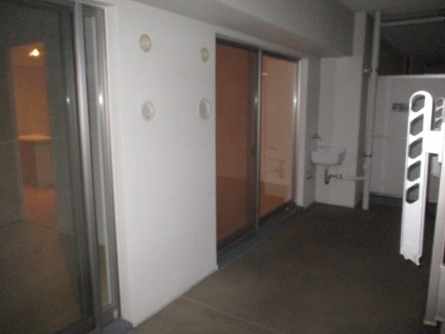 バルコニー　天気の良い日の洗濯物はコチラへ