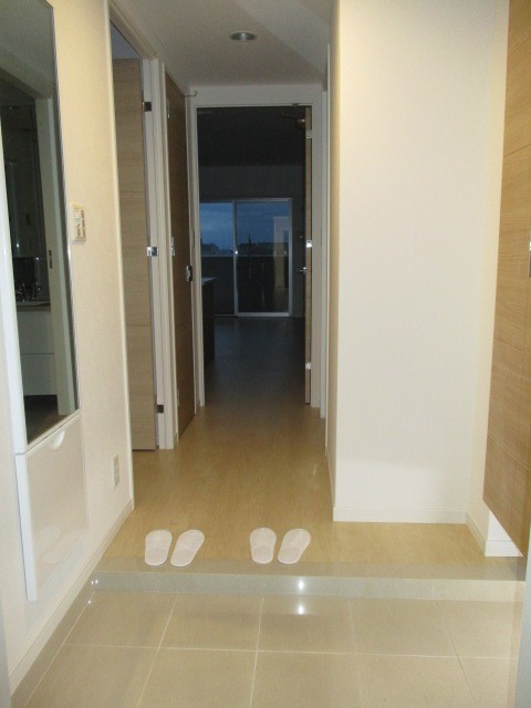 玄関　荷物があっても窮屈感を感じませんね