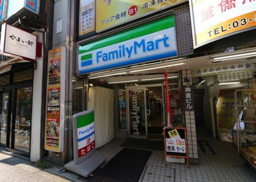 コンビニ　ファミリーマート 新大久保店（コンビニ）まで18m