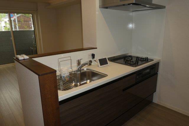 キッチン　３口ガスコンロ付きシステムキッチン