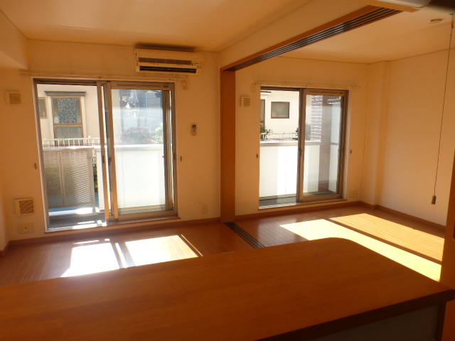 居室・リビング　リビング10.1帖　　奥は洋室6帖