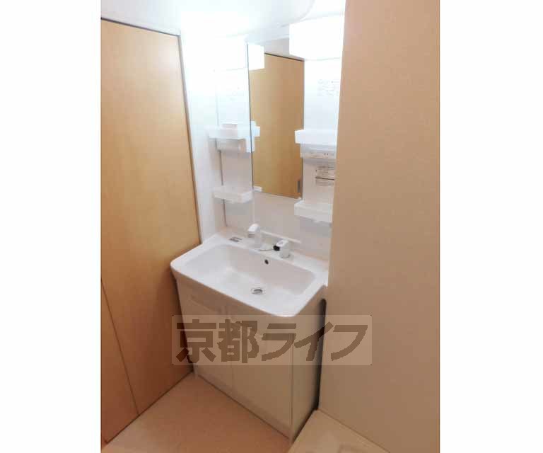 洗面設備　綺麗な洗面台です