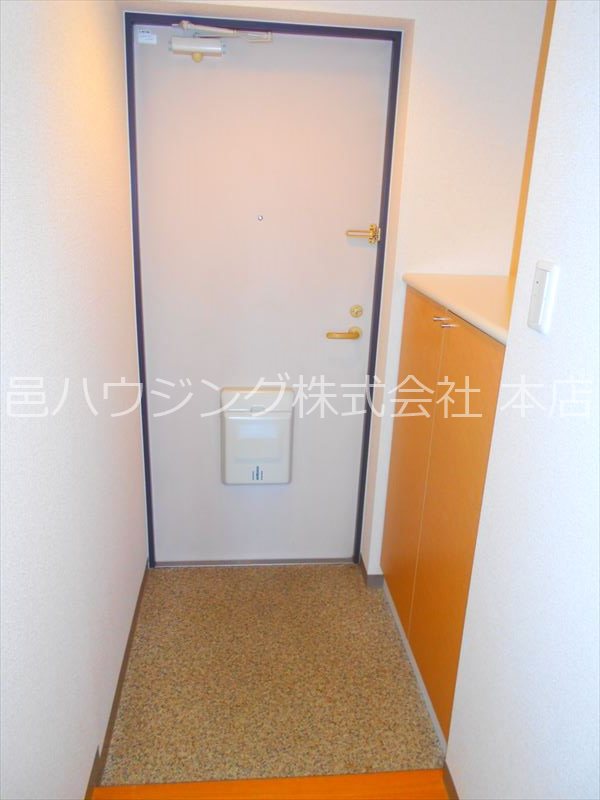 玄関　玄関内靴箱付きです。