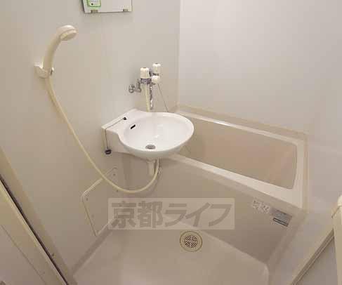 バス・シャワールーム　浴室に洗面台もあります。