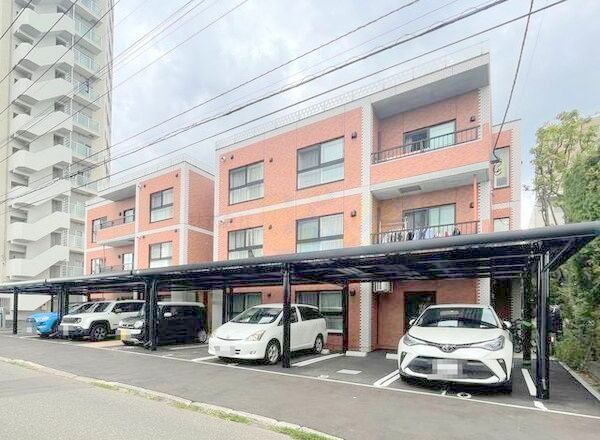 駐車場　屋根付き駐輪場完備です♪