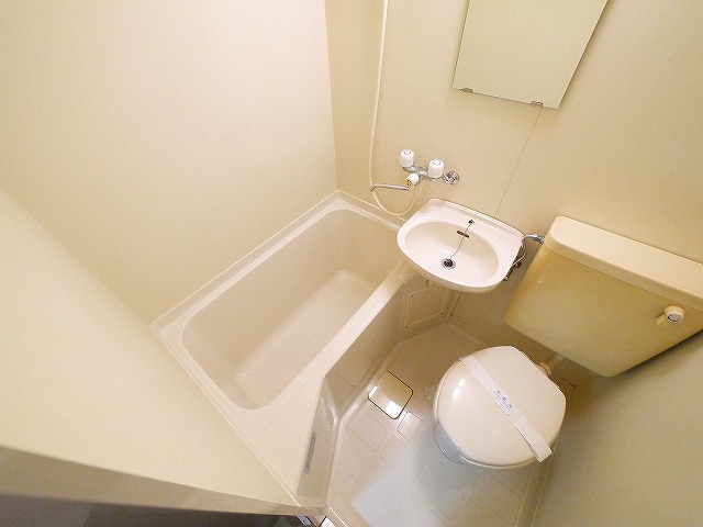 バス・シャワールーム　コンパクトで使いやすいお風呂です