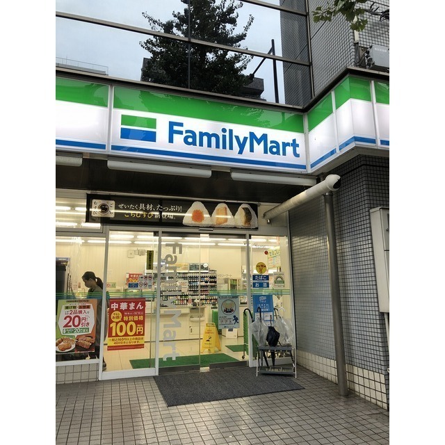 コンビニ　ファミリーマート（コンビニ）まで160m