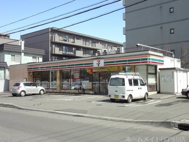 コンビニ　セブンイレブン札幌南20条西8丁目店（コンビニ）まで704m