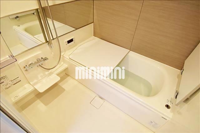 バス・シャワールーム　鏡がお洒落なバスルームです。