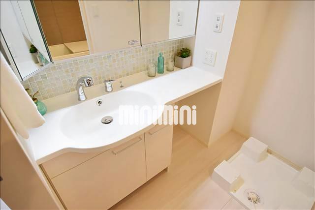 洗面設備　広々とした洗面台です。