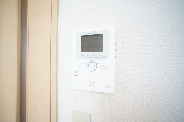 セキュリティ　来訪者の姿を確認できるＴＶモニター付インターホン設置済です！