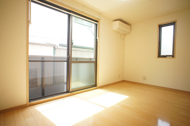 居室・リビング　２面採光なので、明るく風通しのよい過ごしやすいお部屋です♪