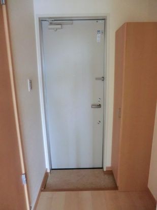 玄関　（別タイプ参考写真）イーエルビー上十条　北区上十条５