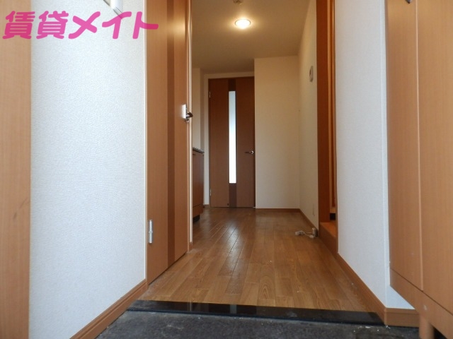 玄関　同物件別室反転タイプ画像