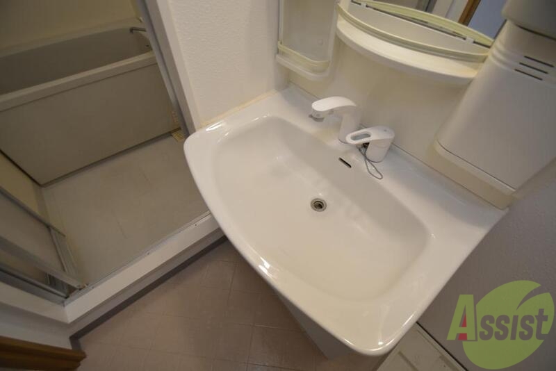 洗面設備　シンプルな洗面台です。