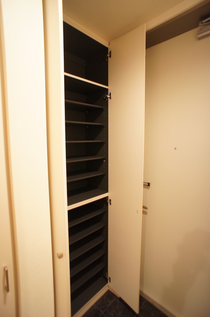 玄関　玄関には下駄箱があるのでスッキリとした空間を保てます