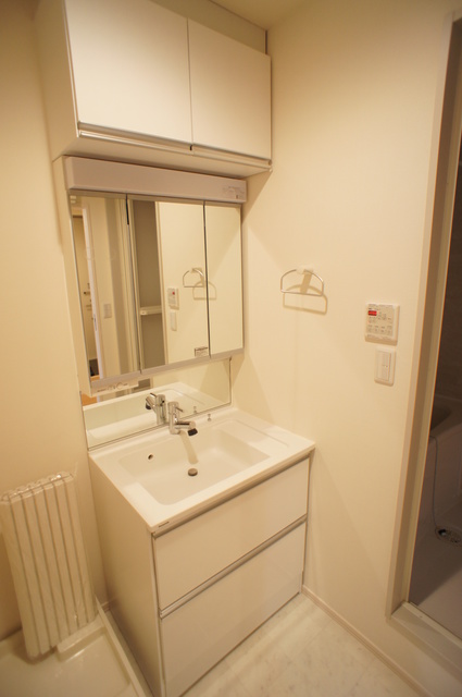 洗面設備　朝の忙しい時間帯にとても便利！収納豊富な独立洗面台設置済み♪