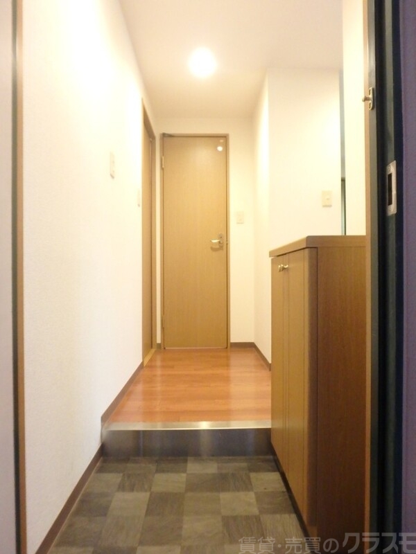 玄関　玄関から室内が見えない設計になっています♪