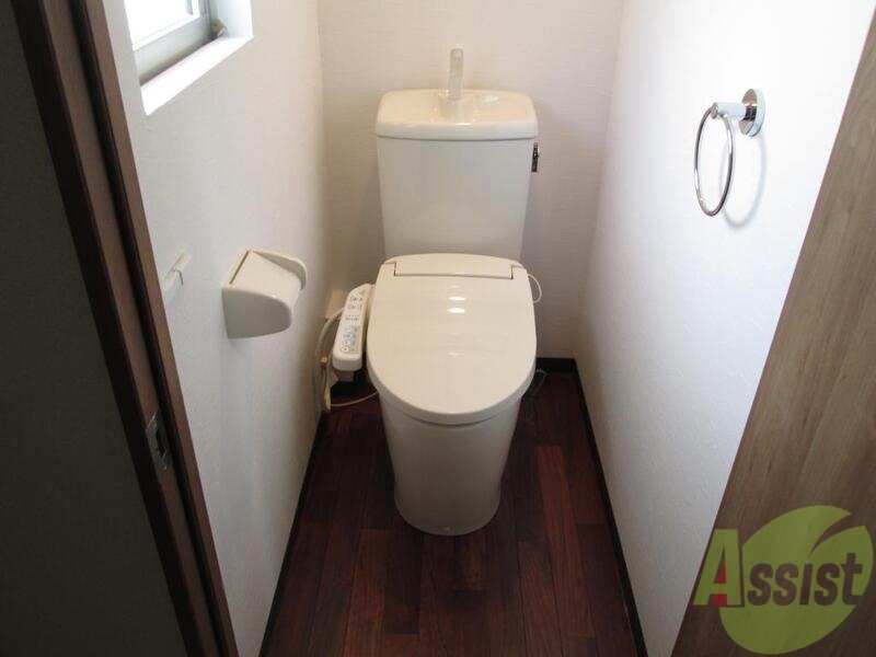 トイレ　温水洗浄便座付きのトイレです。