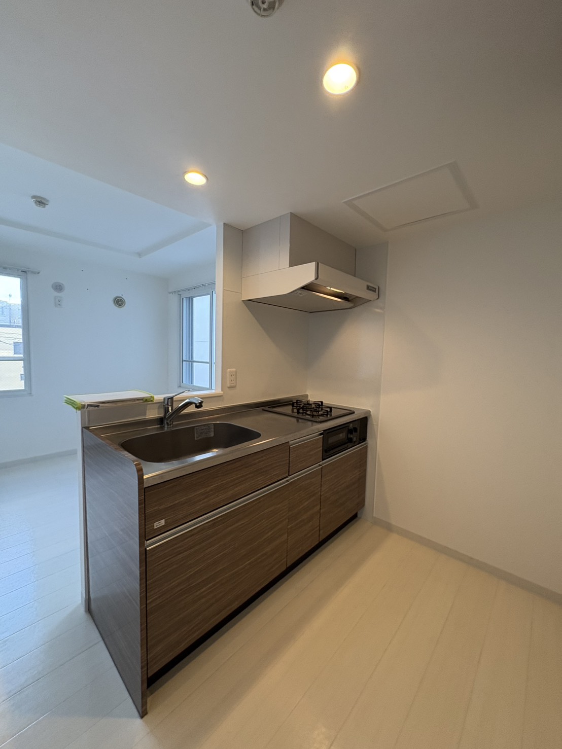 キッチン　反転タイプのお写真です。参考にご覧ください。