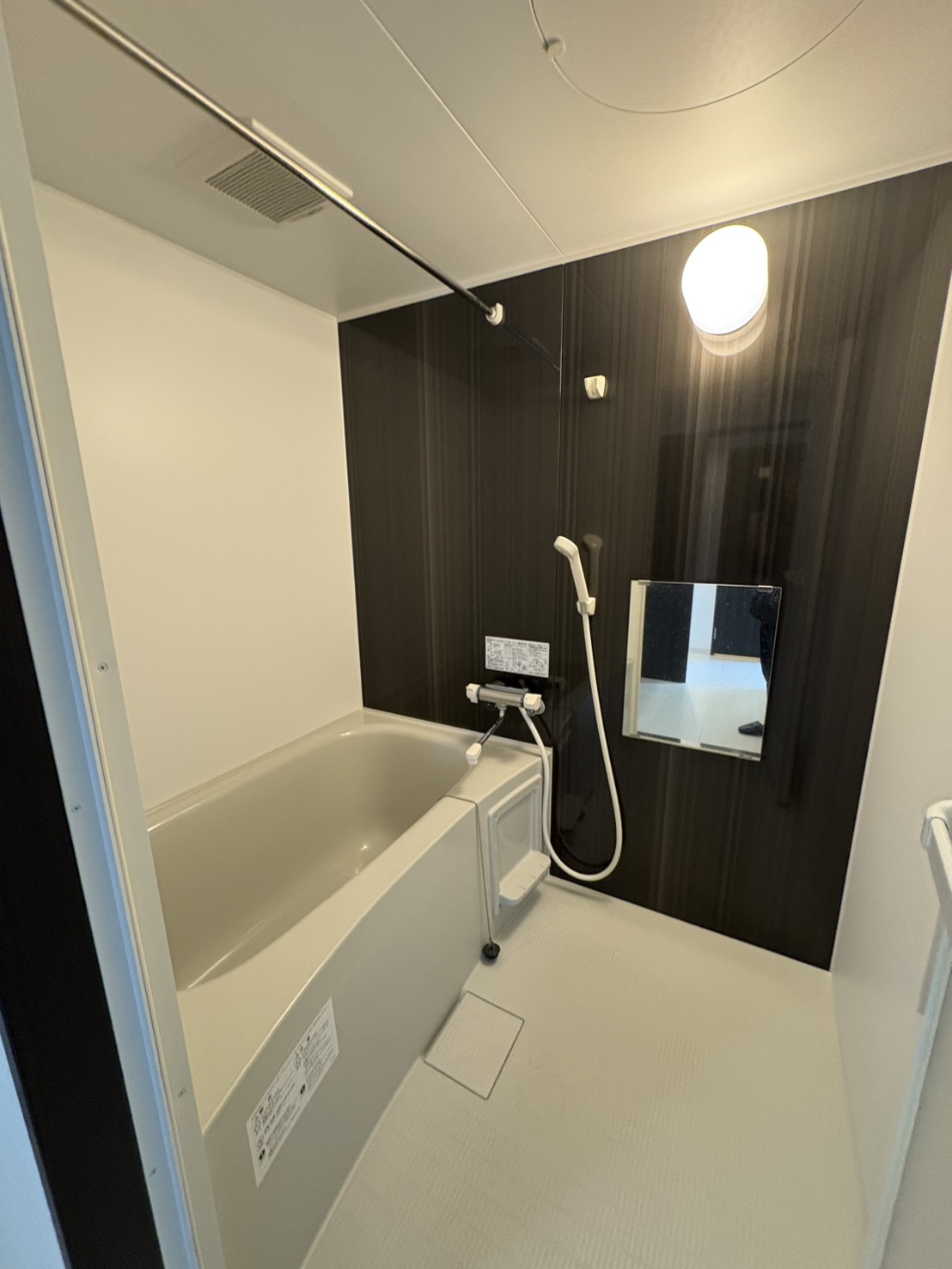 バス・シャワールーム　反転タイプのお写真です。参考にご覧ください。