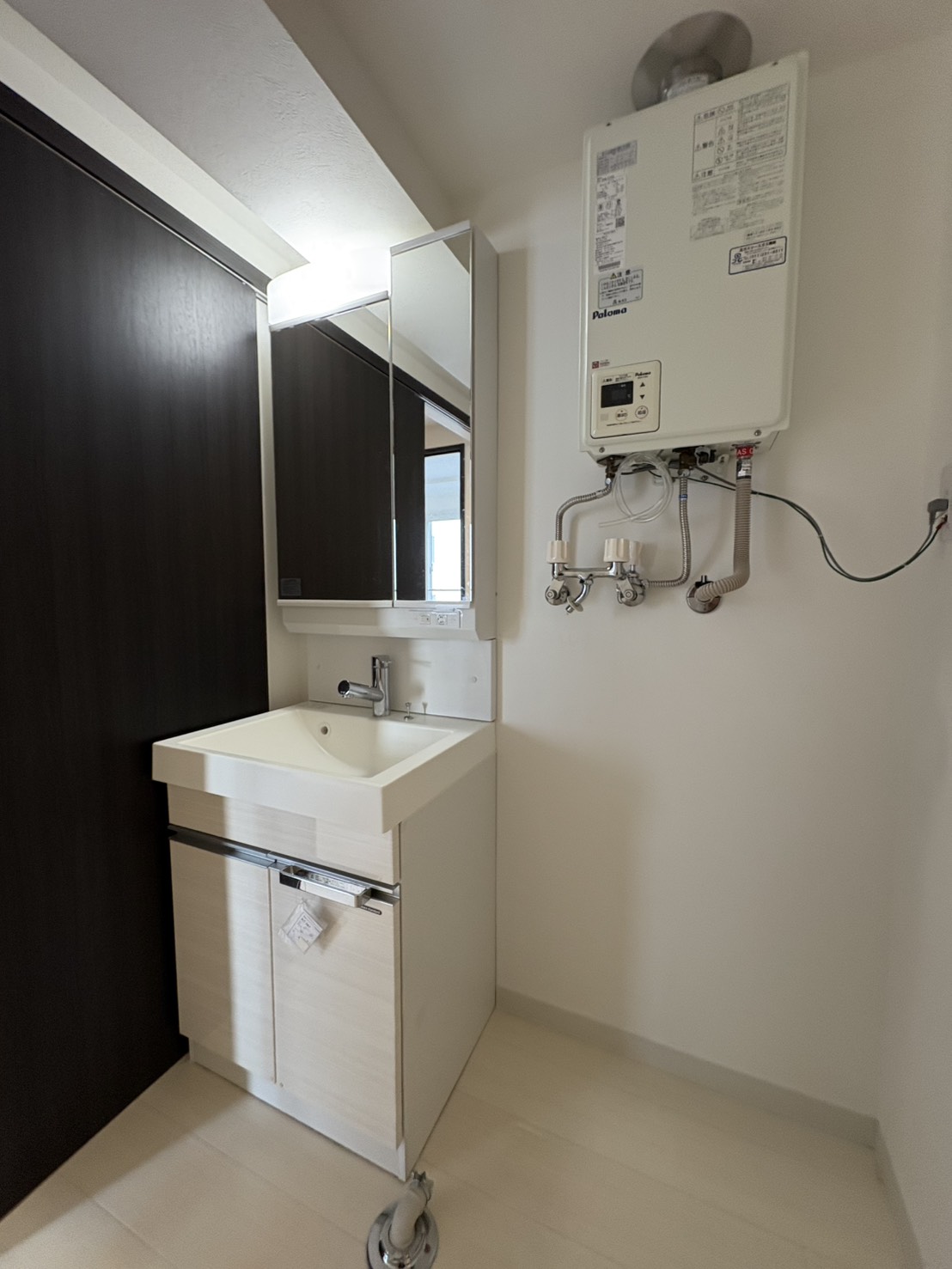 洗面設備　反転タイプのお写真です。参考にご覧ください。