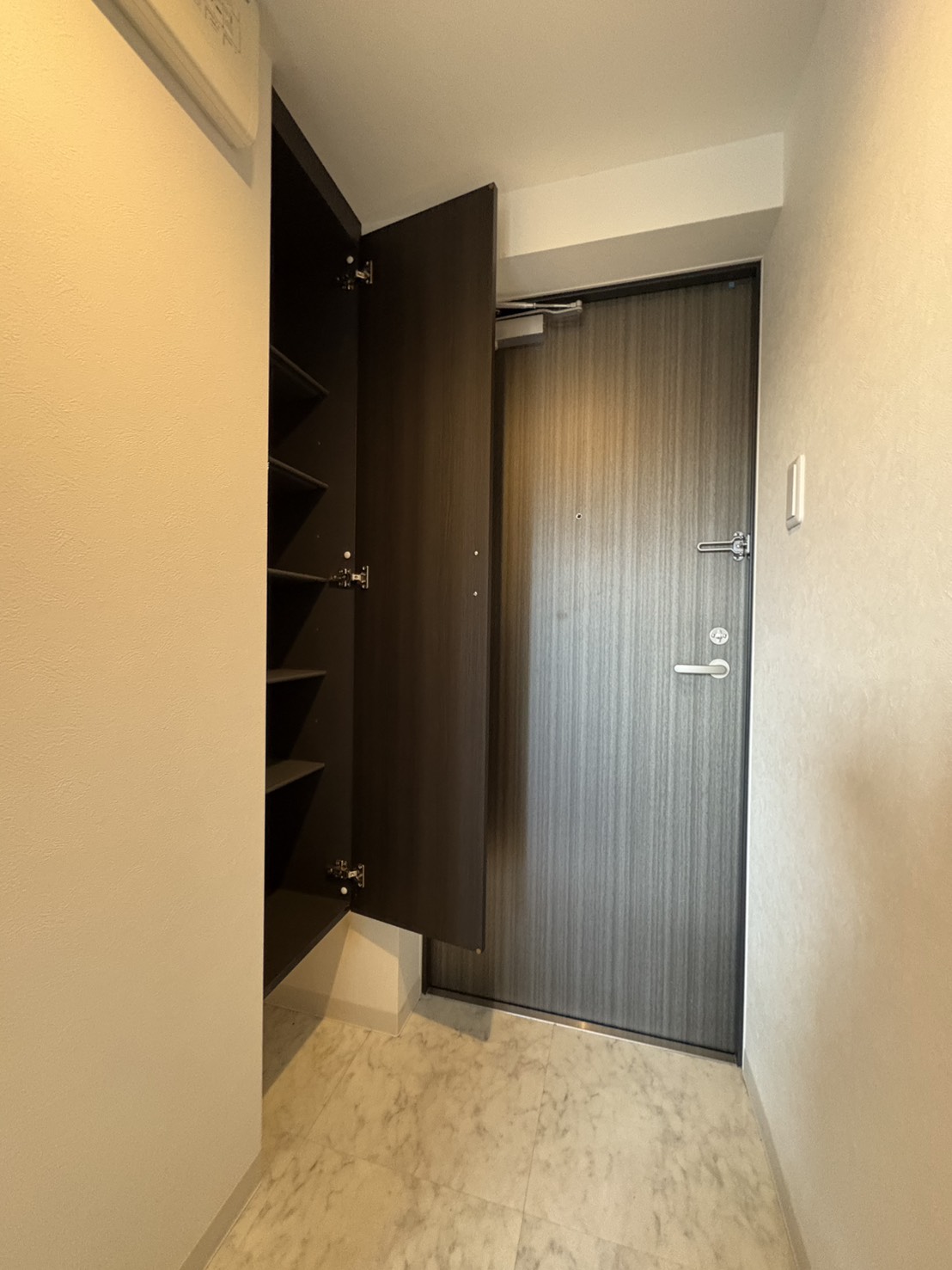 玄関　反転タイプのお写真です。参考にご覧ください。