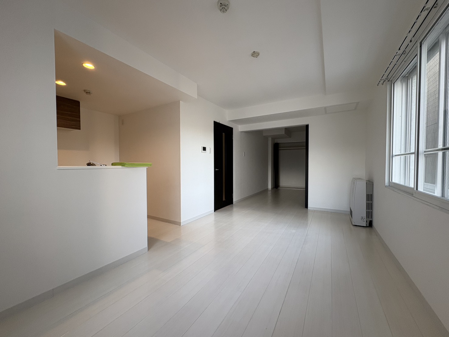 居室・リビング　反転タイプのお写真です。参考にご覧ください。