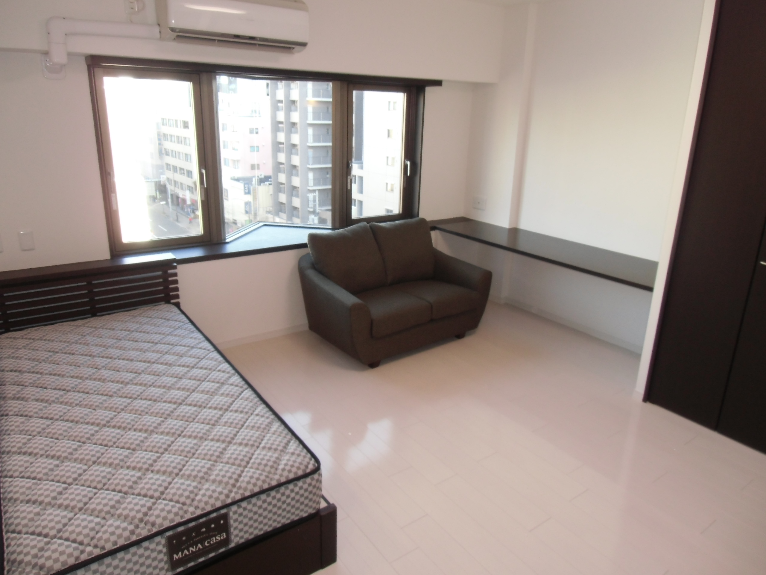 居室・リビング　★テレビ・DVDレコーダー・ソファ・机・イス・ベッド付き★