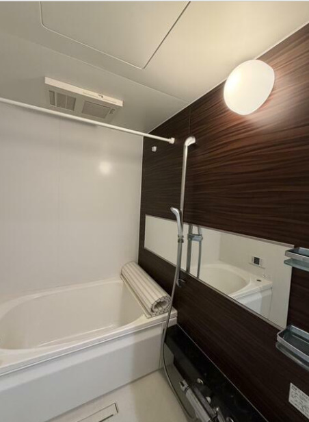 バス・シャワールーム　追い焚き機能、浴室乾燥機付きバス。