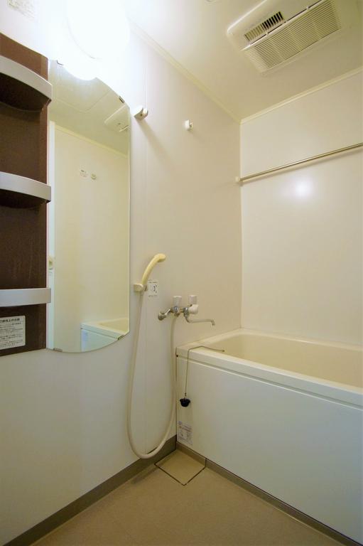 バス・シャワールーム　浴室には鏡と棚付き。きれいに清掃されています。