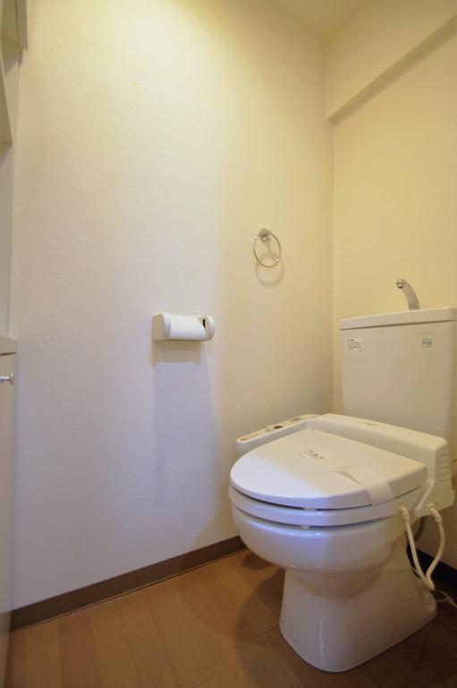 トイレ　トイレは温水洗浄機能付きです。