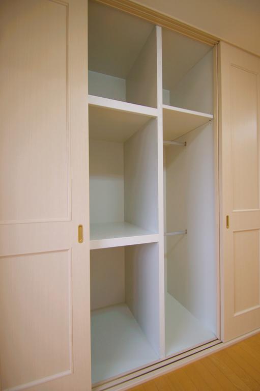 収納　大きなクローゼットは収納力◎ハンガーもかけられます。