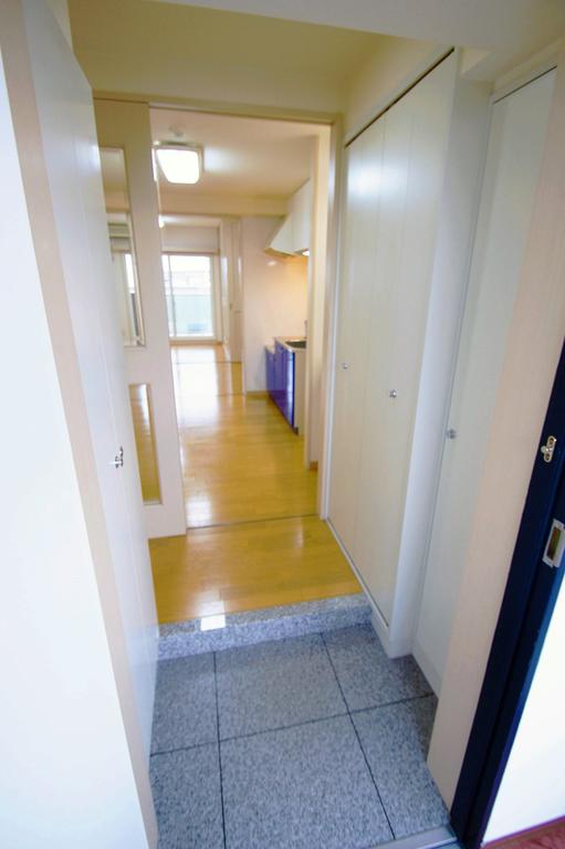 玄関　玄関から見たお部屋