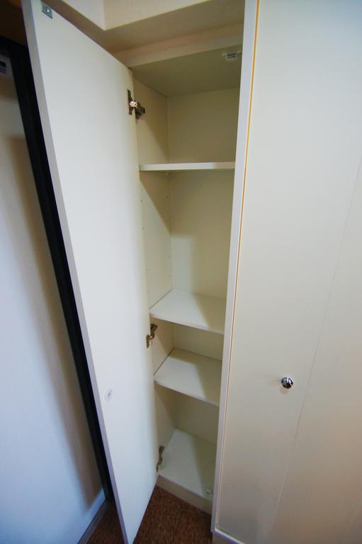 その他設備　玄関横のシューズボックス。靴をスッキリ収納できますね。