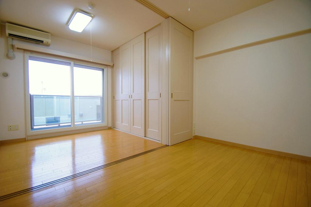 居室・リビング　洋室6帖・4.5帖、天井の照明器具は備え付けです。