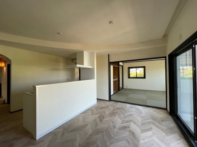 居室・リビング　海を一望できるリビング、家具はAIによるイメージです