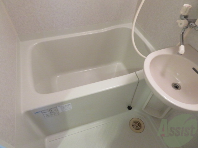 バス・シャワールーム　お風呂はこちら。一日の疲れをゆっくりと癒してください。