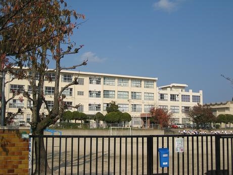 小学校　福岡市立香住丘小学校（小学校）まで670m