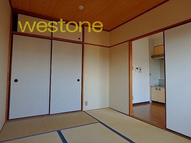 収納　6帖の和室　壁面の押し入れ