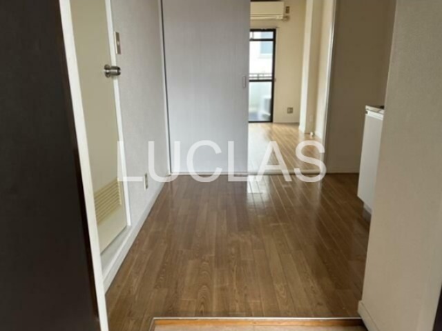 居室・リビング　落ち着いた色味の床材がくつろぎ空間を演出♪