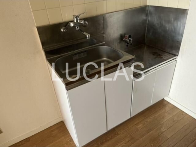 キッチン　キッチン下部に大きい収納スペース！