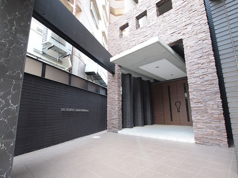 建物外観　デザイナーズ。高級ホテルのようなエントランス。