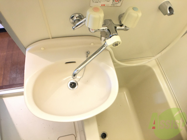 洗面設備　浴室の中にセットで洗面台も付いているタイプのものになります。