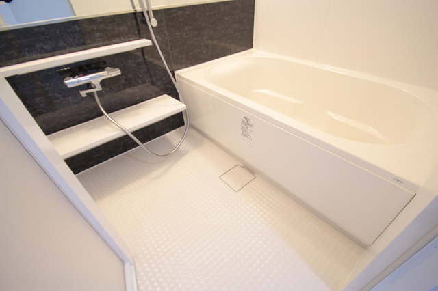 バス・シャワールーム　※別室（反転タイプ）のお写真です。