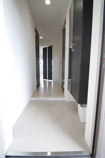 玄関　※別室（反転タイプ）のお写真です。