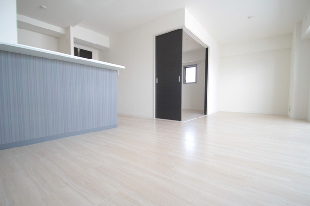 居室・リビング　※別室（反転タイプ）のお写真です。