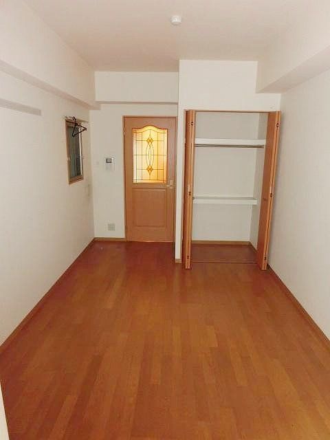 居室・リビング　バルコニー側からみた洋室です