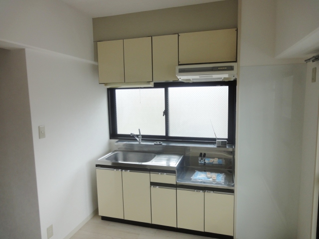 キッチン　同物件別号室の写真です。