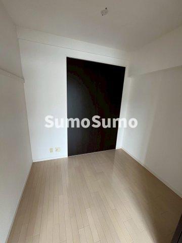 その他部屋・スペース　落ち着いた色調の寝室です